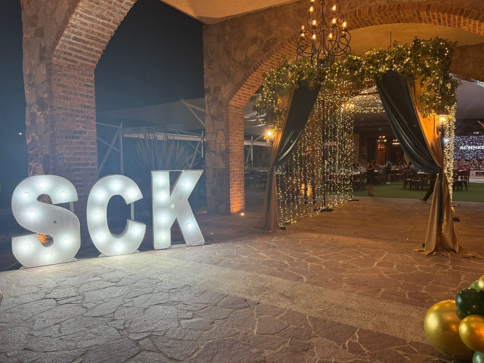 Decoración con letras luminosas y arco floral