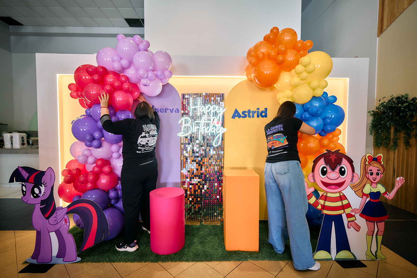 Fiesta infantil — decoración con globos y personajes