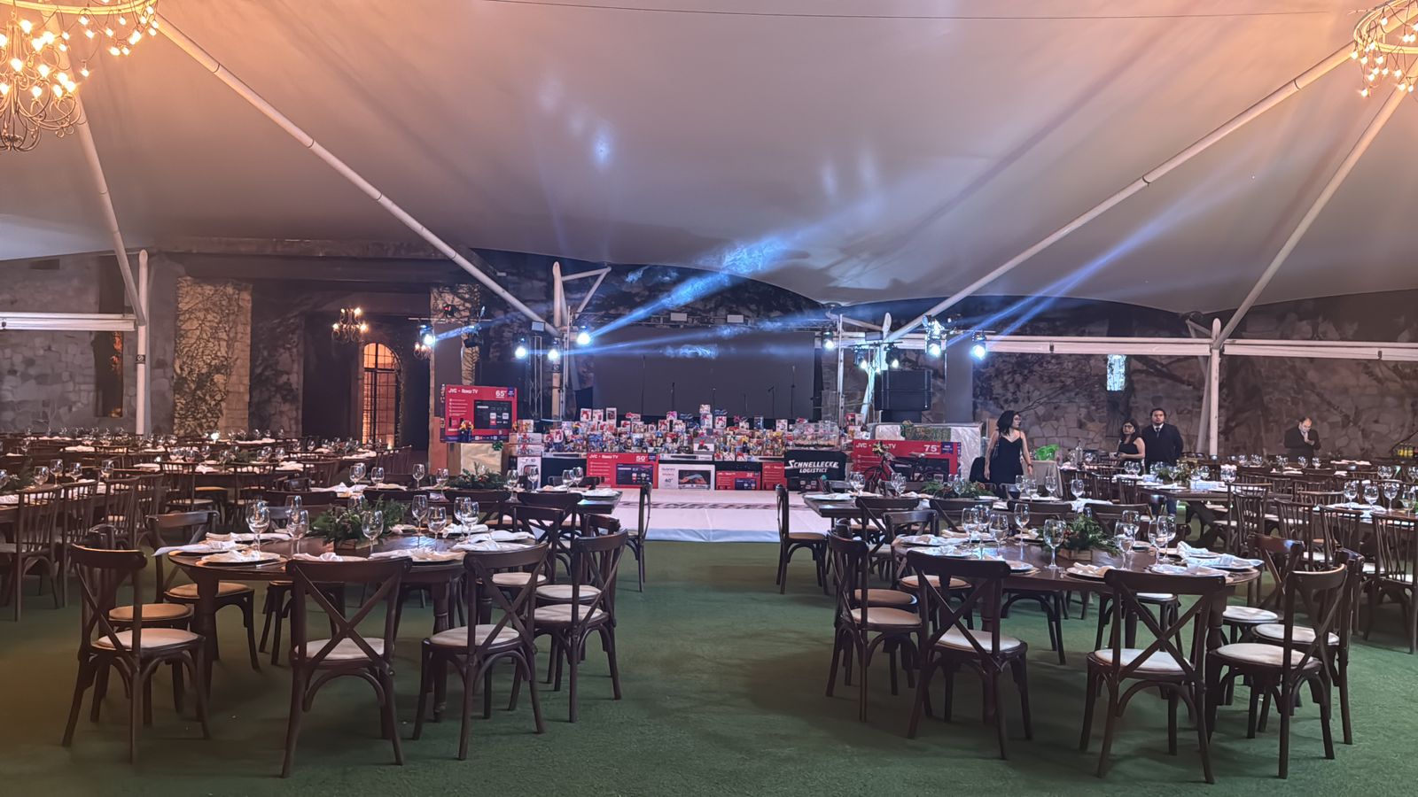 Montaje de banquete en salón