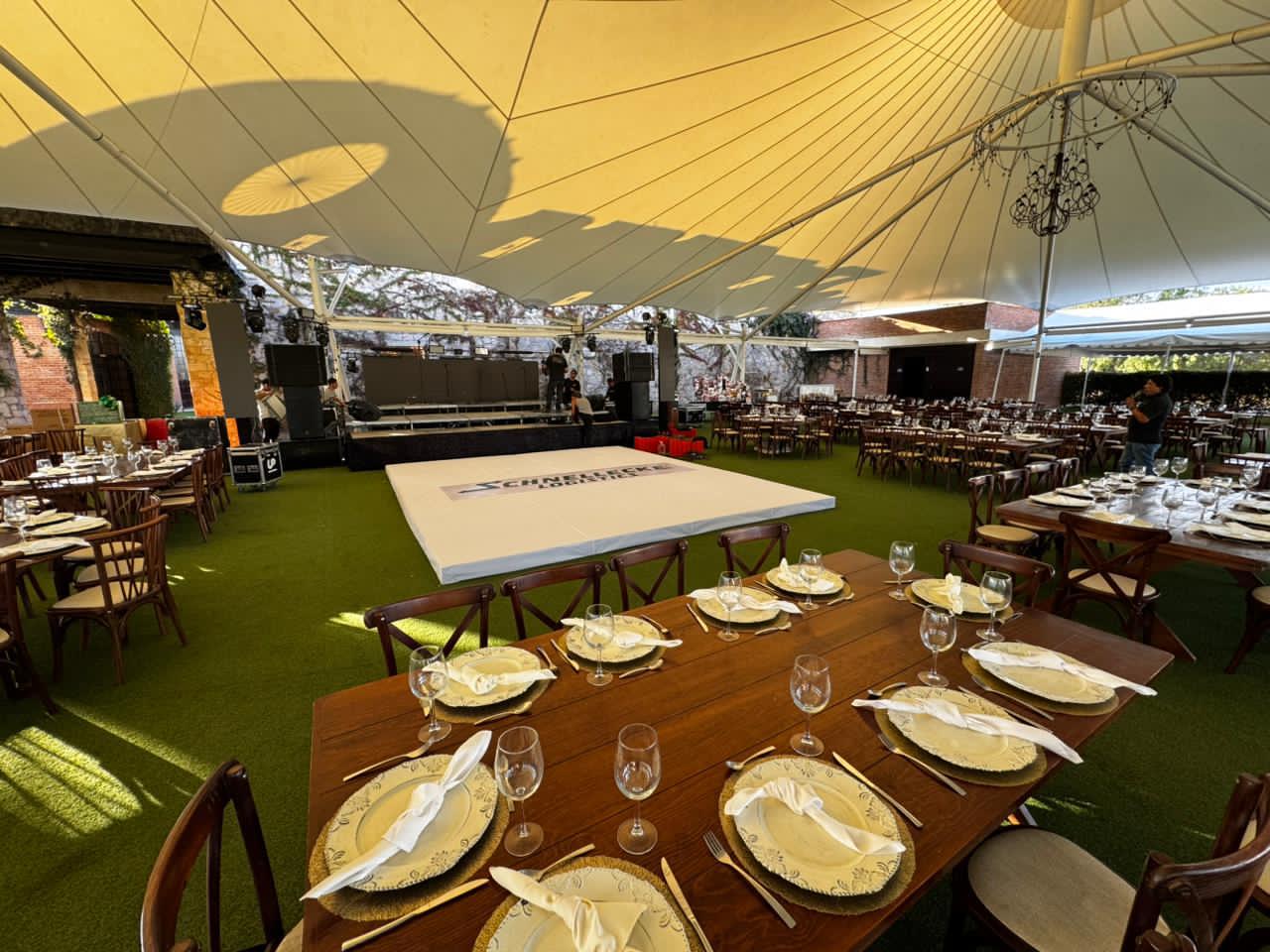 Montaje con pista de baile y escenario