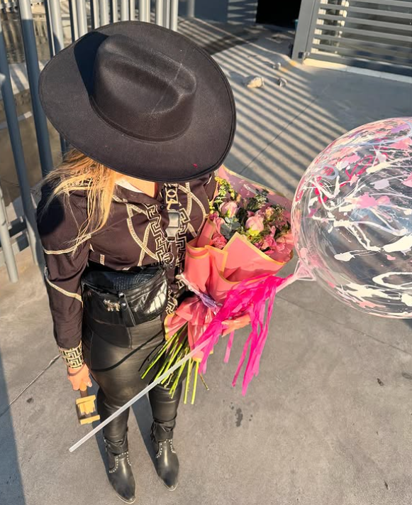 Flores La Patrona — look de La Patrona