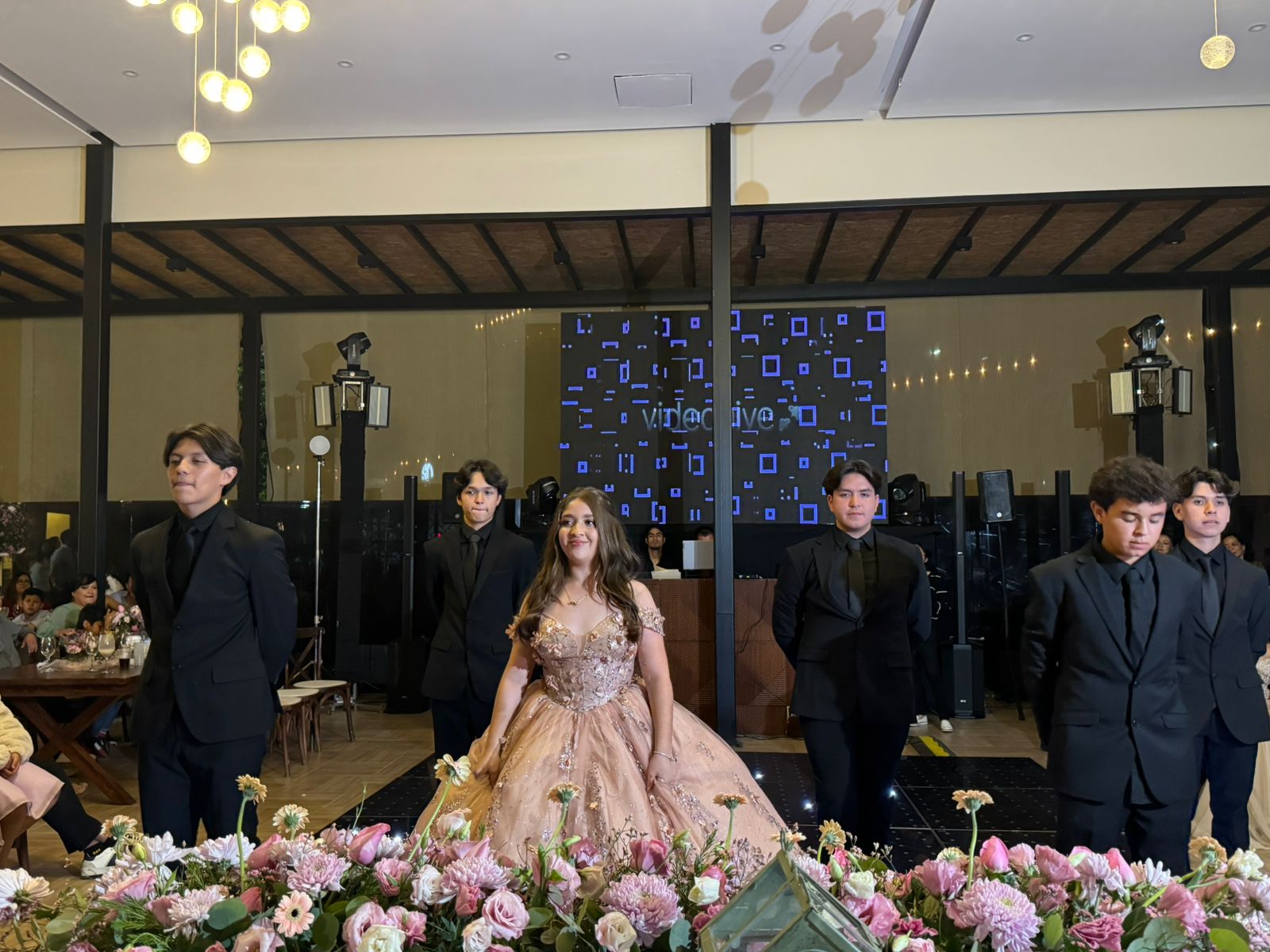 XV años — quinceañera con chambelanes